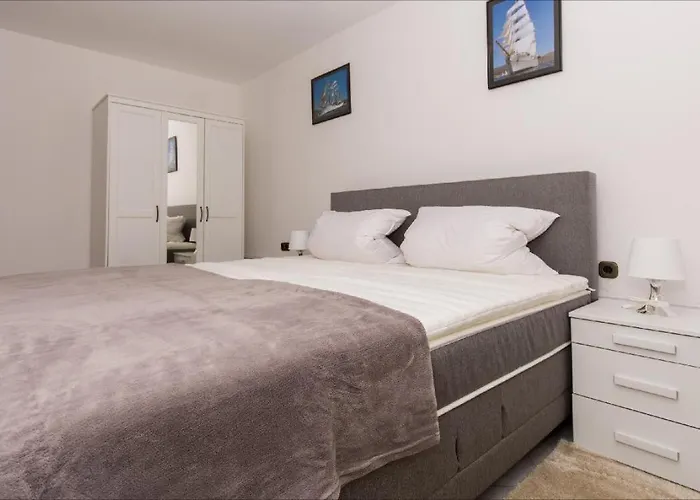 アパート Carera トロギール